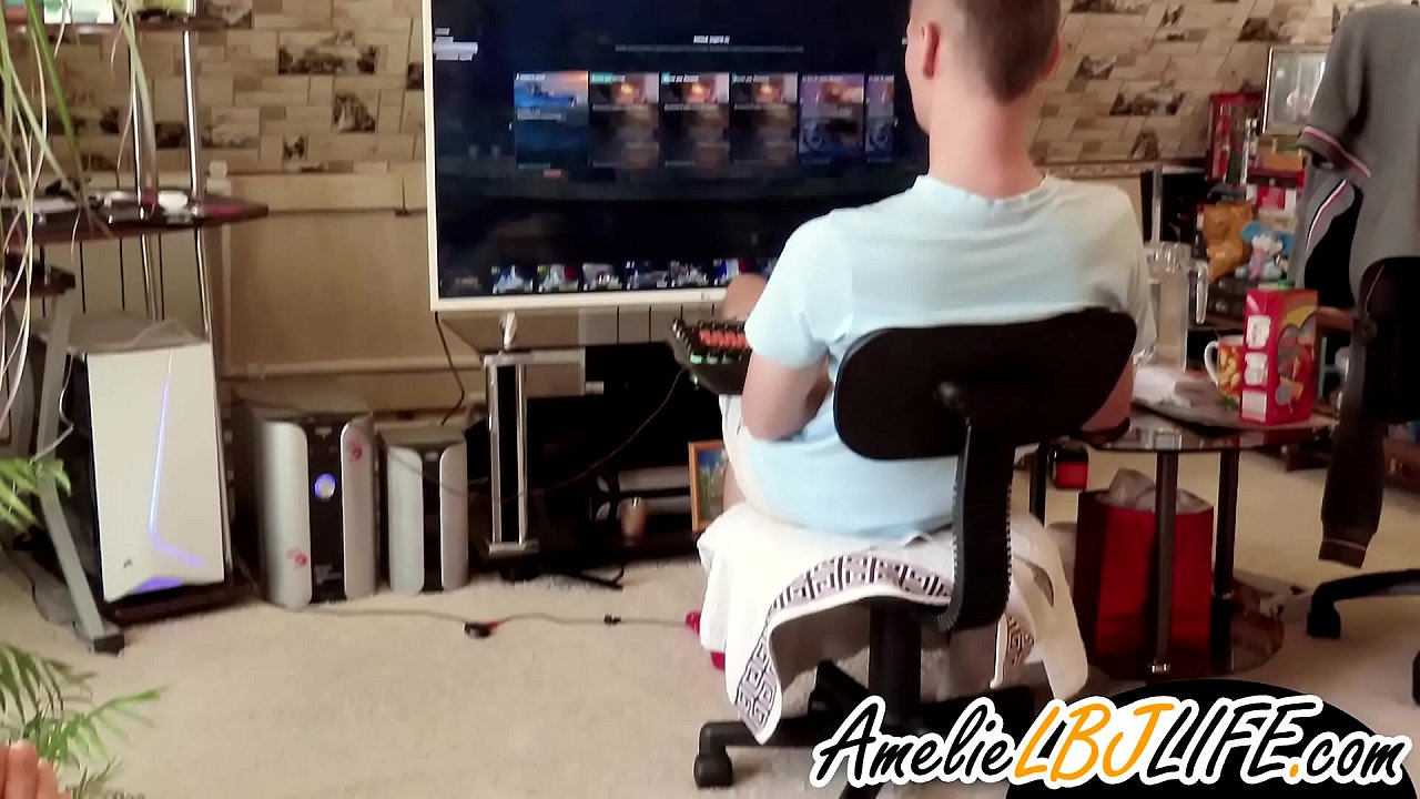 Teineine masturbates i feusuaiga meataalo mo uo tama e taalo i taaloga komepiuta