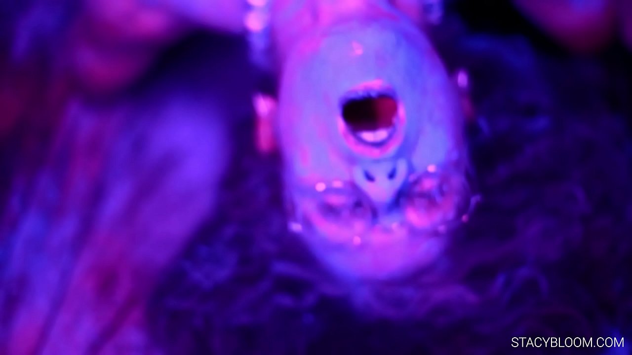 O le pepe e tete'e i luga o meapueata ma o'o atu ai o ia i le orgasm.