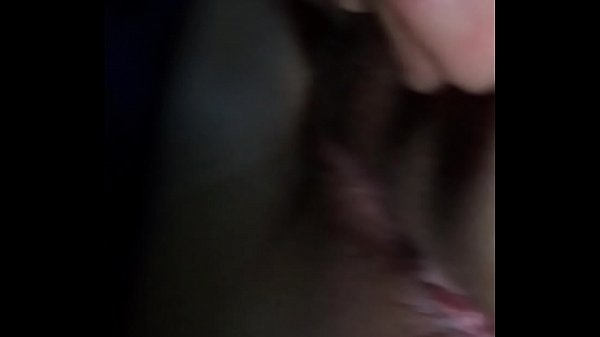 Faatasi ai ma se uo teine i totonu o le taavale