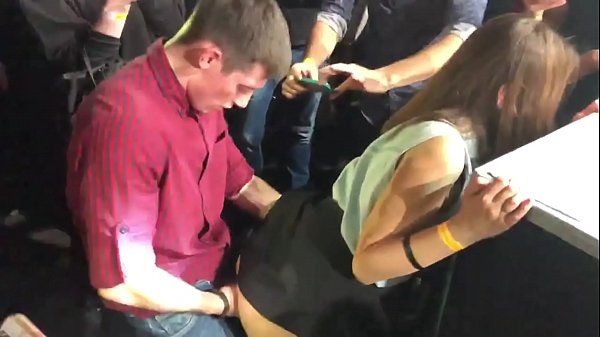 Feusuaiga moni i se fale kalapu a Rusia. O le teine ​​Rusia e 18-tausaga le matua i totonu o le anus ma le va'a na fusu i totonu o se fale kalapu